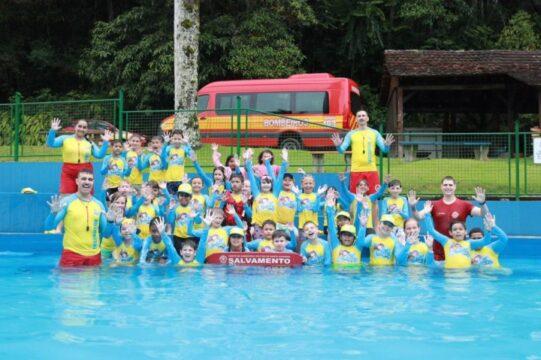 Crianças aprendendo sobre segurança aquática