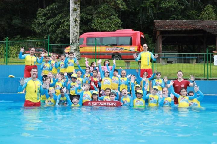 Crianças aprendendo sobre segurança aquática