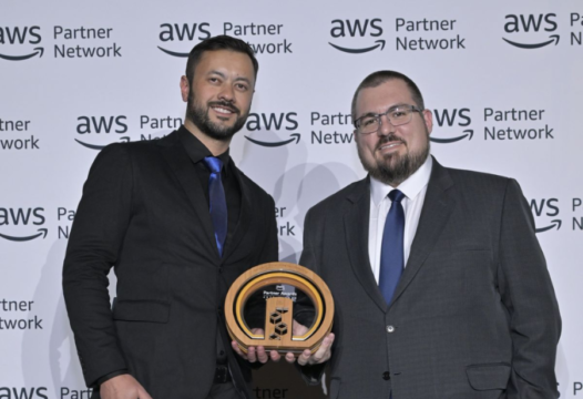 Empresa Dati recebendo prêmio de Parceira Revelação do Ano da AWS na América Latina