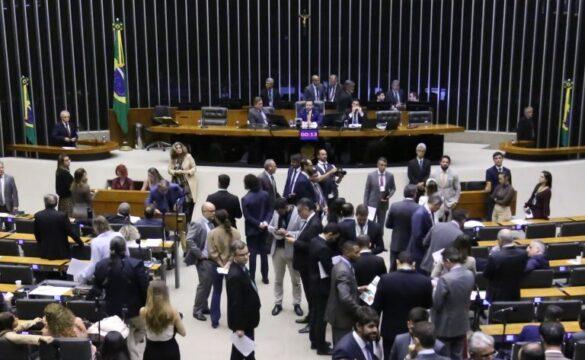 Deputados discutindo a Medida Provisória 1308/25