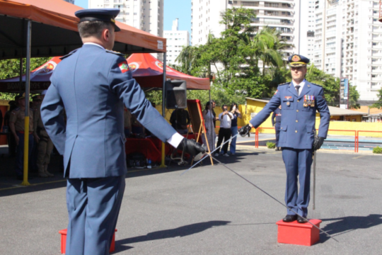 Desfibrilador e compressor para atendimento de emergência