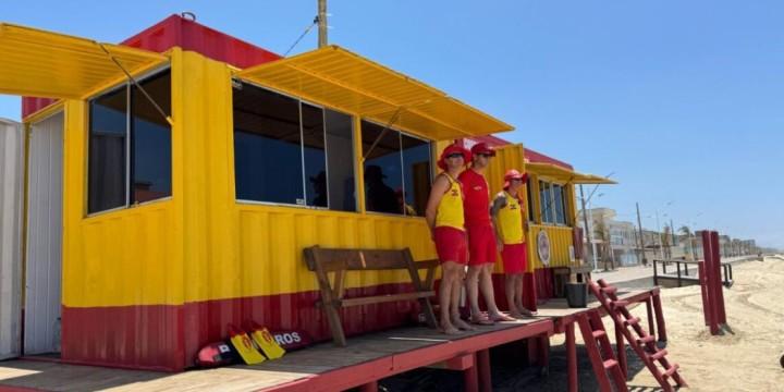 Equipe de salvamento do Corpo de Bombeiros em ação na praia
