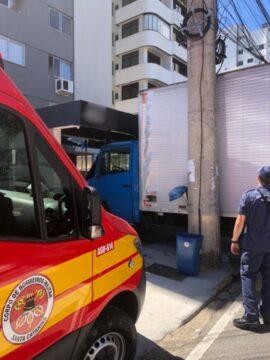 Bombeiros socorrendo vítima de acidente