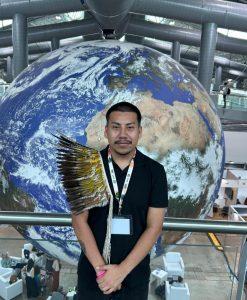 Estudantes indígenas participando da conferência do clima