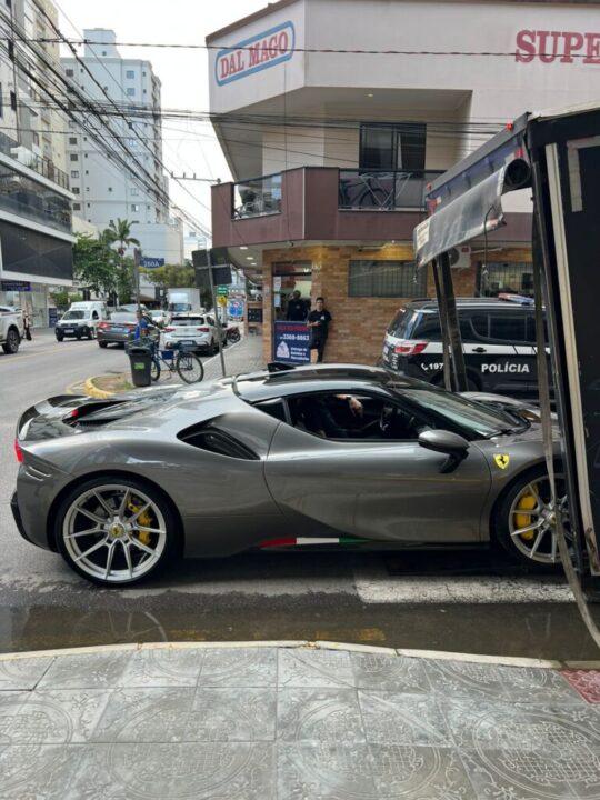 Ferrari avaliada em mais de R$5 milhões apreendida pela Polícia Civil de SC em operação conjunta