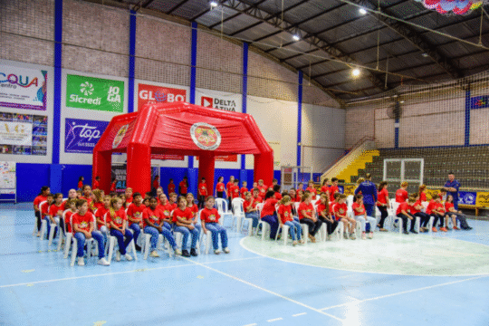 Crianças participando da formatura do Programa Bombeiro Mirim em Ituporanga