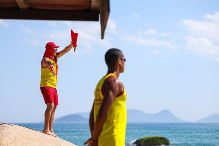 Guarda-Vidas em patrulhamento na praia