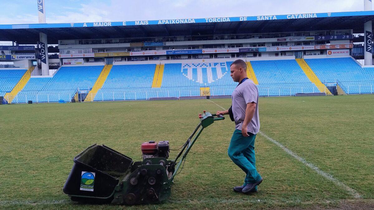 Gramado sendo cuidado