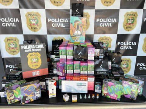 Mulher presa em Blumenau por venda ilegal de cigarros eletrônicos e medicamentos