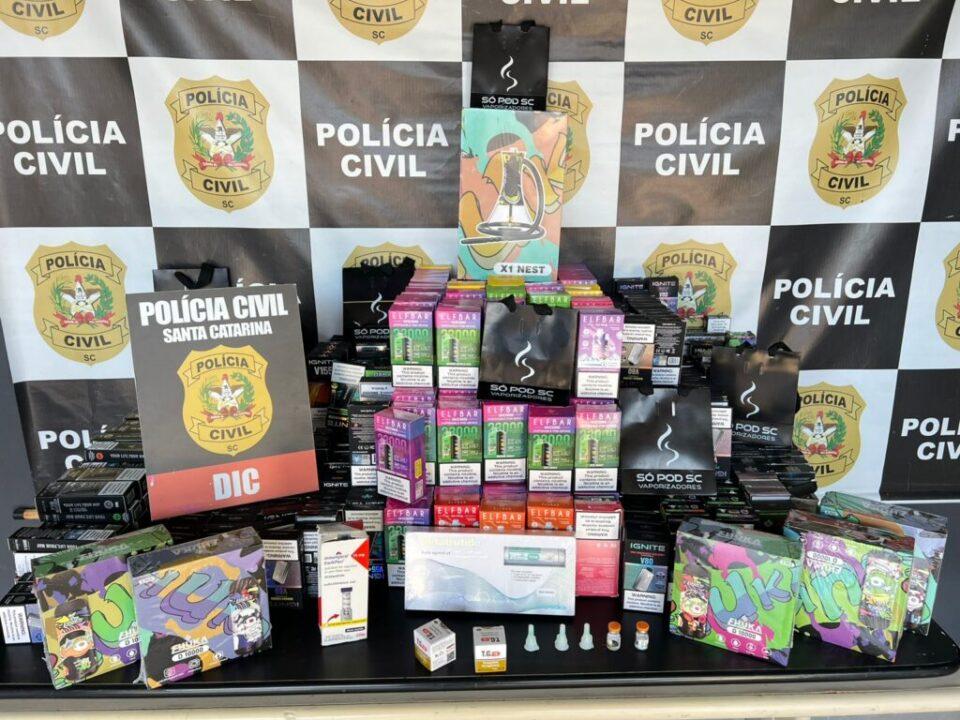 Mulher presa em Blumenau por venda ilegal de cigarros eletrônicos e medicamentos