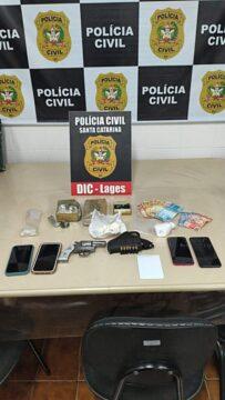 Prisão de criminosos e apreensão de drogas na ação policial