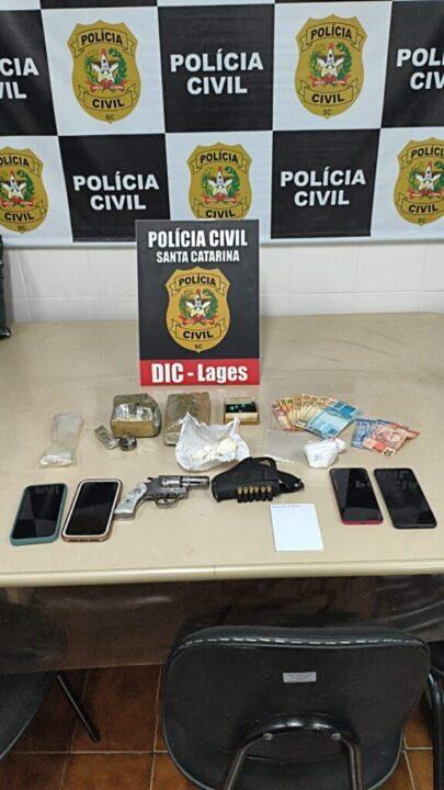 Prisão de criminosos e apreensão de drogas na ação policial