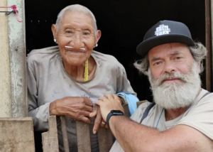 Imagem do Professor Márnio Teixeira-Pinto com integrante do povo Arara