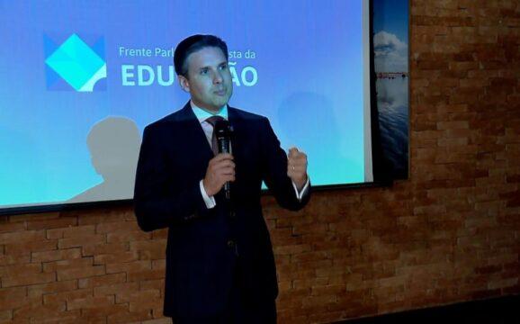 Presidente Hugo Motta discursa sobre importância do novo PNE para o Brasil