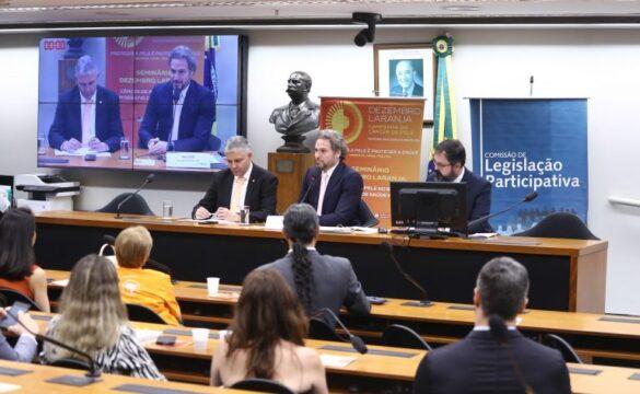 Pessoas se protegendo do sol