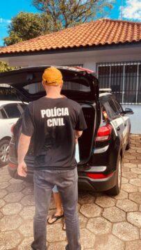 Homem sendo preso pela Polícia Civil
