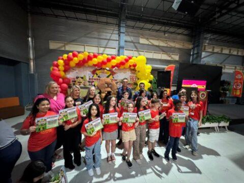 Crianças participando do Programa Bombeiro Mirim em Criciúma