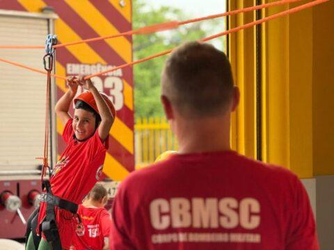Crianças participando do Programa Bombeiro Mirim em Forquilhinha