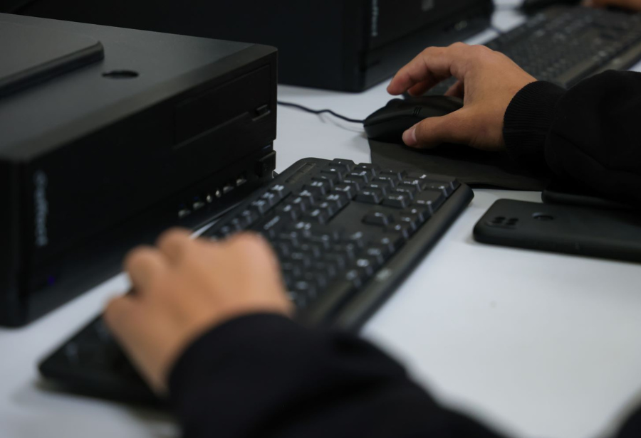 Imagem ilustrativa de profissionais trabalhando com tecnologia em Santa Catarina