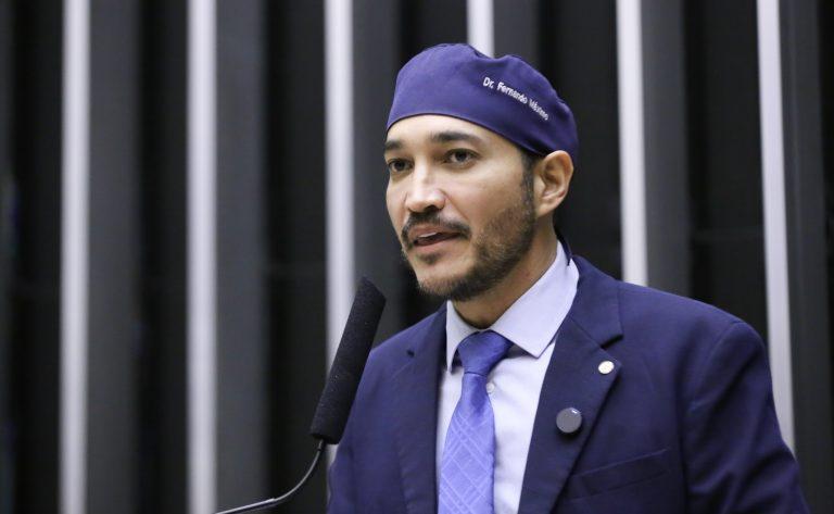 Crianças vítimas de violência sendo atendidas em sala especializada