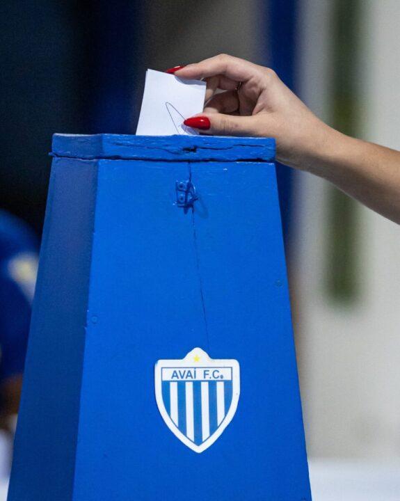 Imagem da Assembleia Geral do Avaí F.C. com a torcida aprovando a criação da SAF 100% avaiana