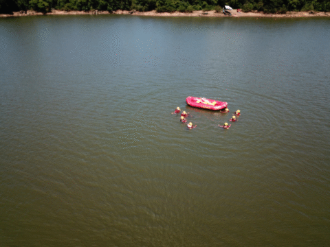Bombeiros em treinamento aquático
