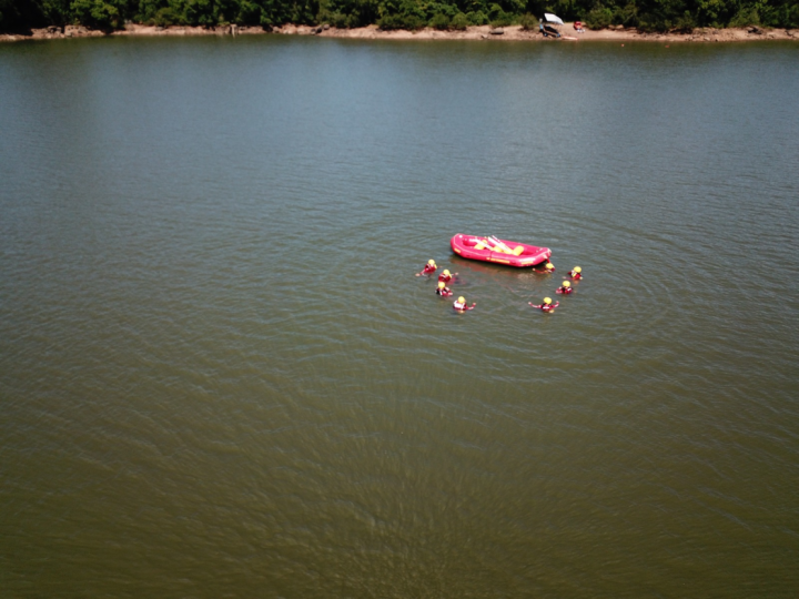Bombeiros em treinamento aquático