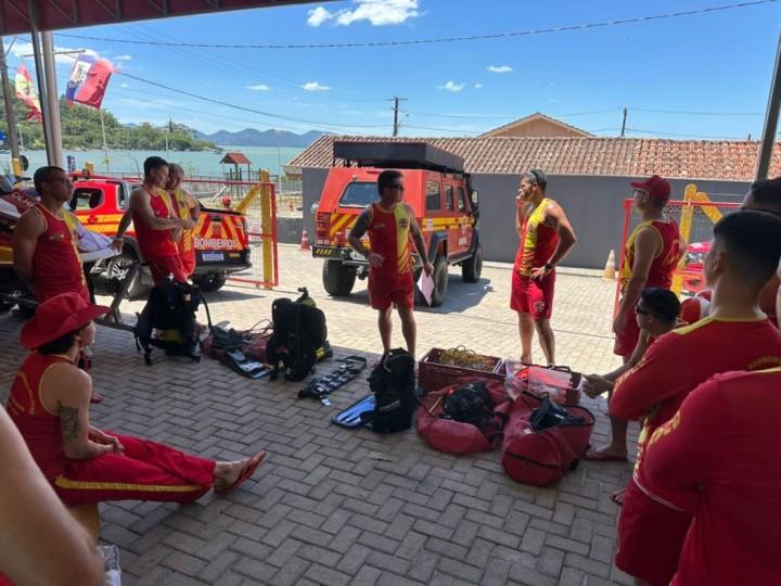 Treinamento de mergulho para preparação da Operação Estação Verão 2026