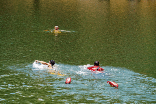 Bombeiros em treinamento de salvamento aquático