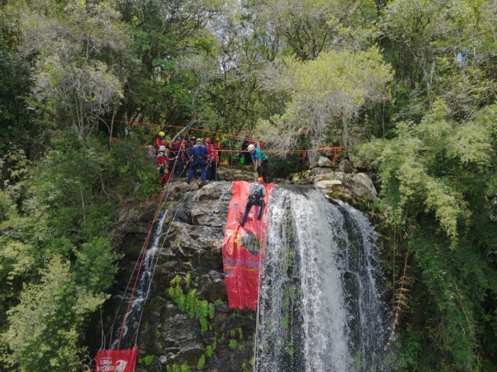 Bombeiros em treinamento de salvamento em altura na cachoeira