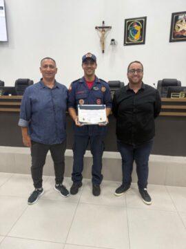 Bombeiro militar realizando RCP em Palhoça