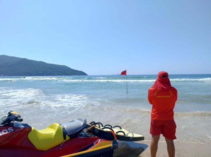 Guarda-vidas atuando na prevenção de afogamentos