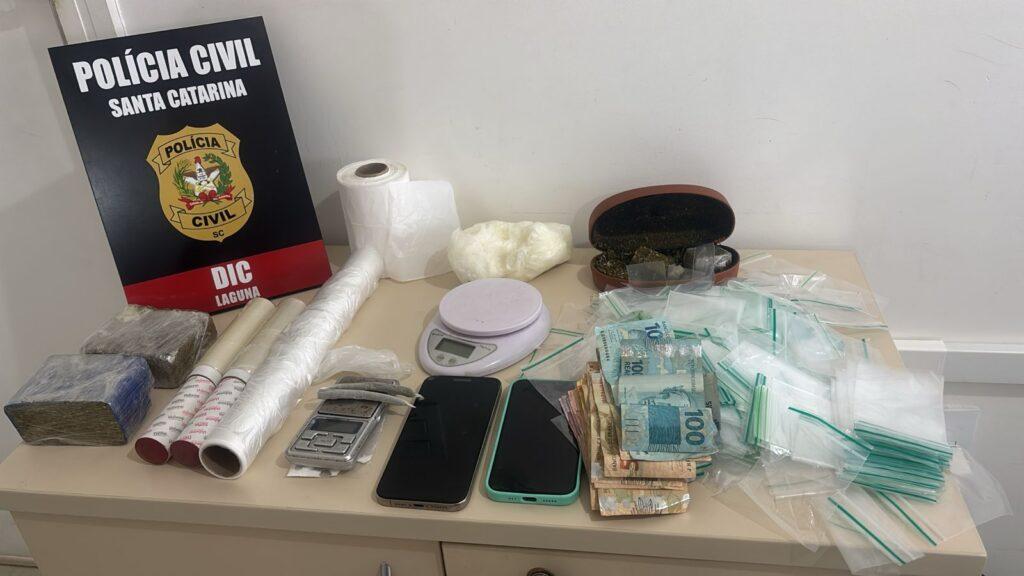 Drogas, dinheiro e balança de precisão apreendidos durante operação da DIC de Laguna