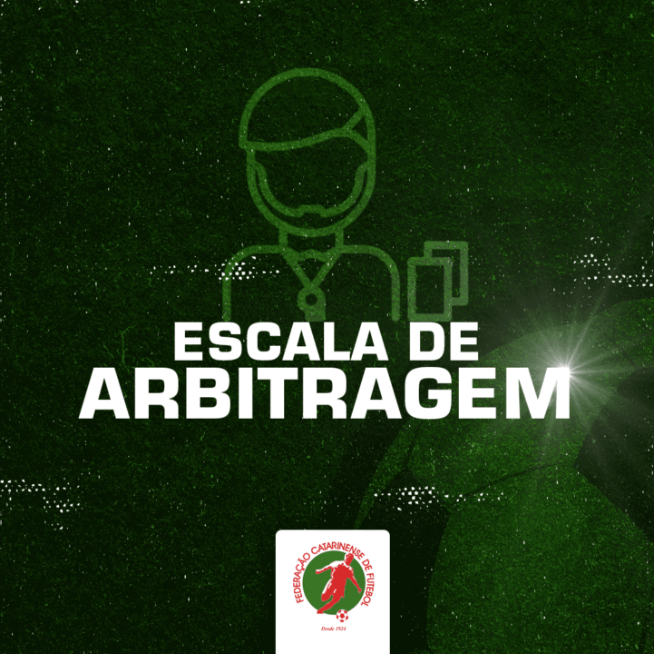 Árbitro em campo de futebol