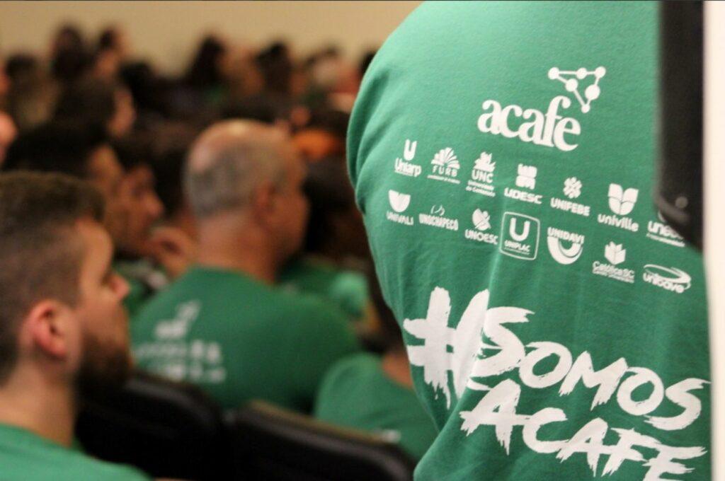 Assinatura de documento em uma mesa