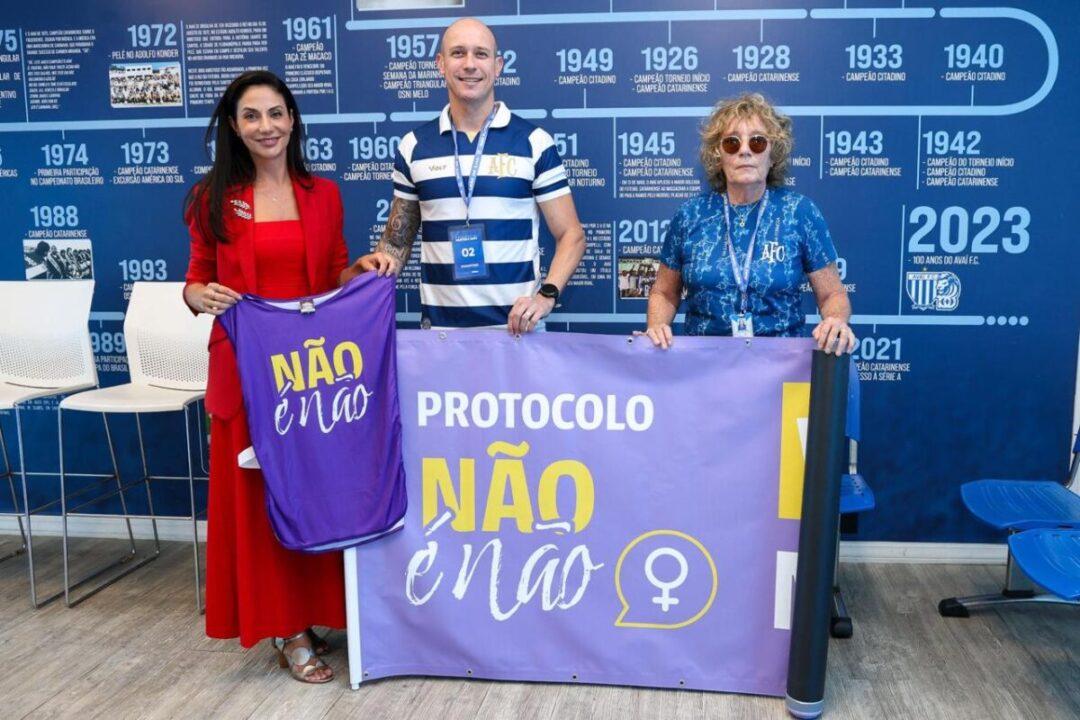 Imagem da campanha 'Não é não' com torcedores e jogadoras