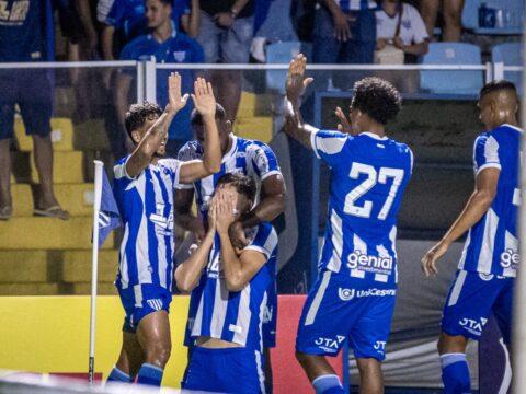 Jogadores comemorando gol - Avaí x Carlos Renaux-SC