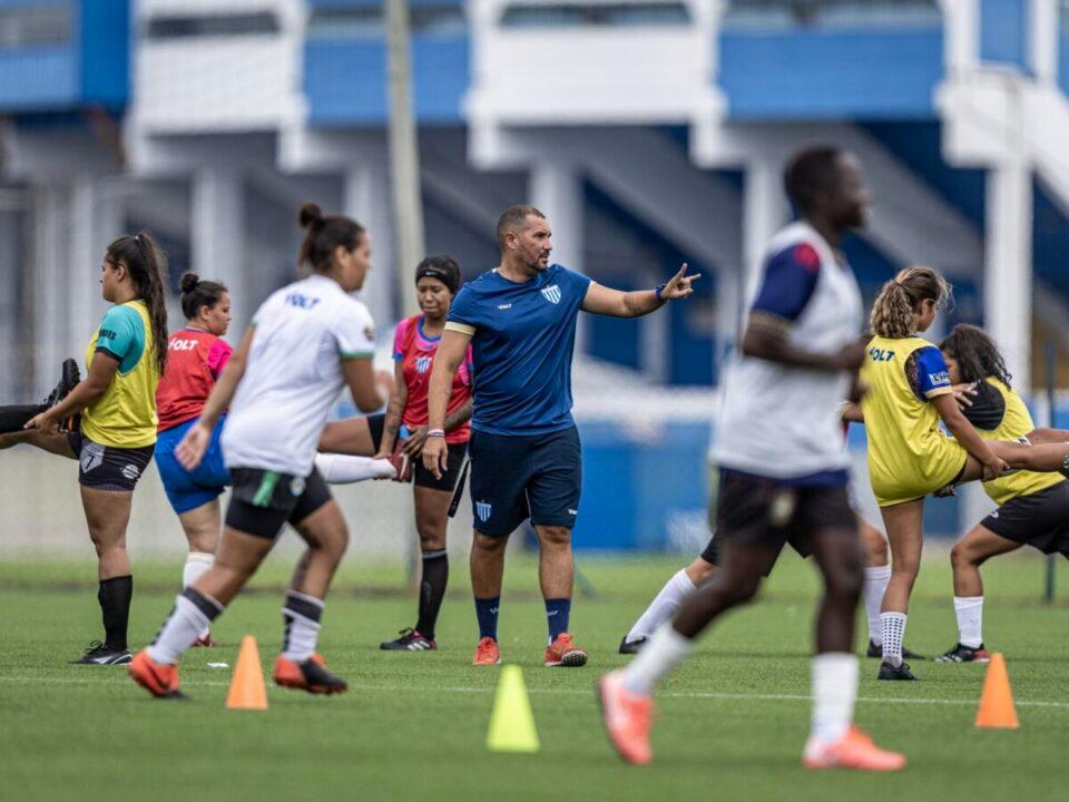 Atletas participando da avaliação para o elenco de 2026 do Avaí Kindermann