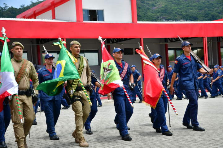 Caminhão de resgate com certificação europeia operacional em salvamentos de altura e incêndios