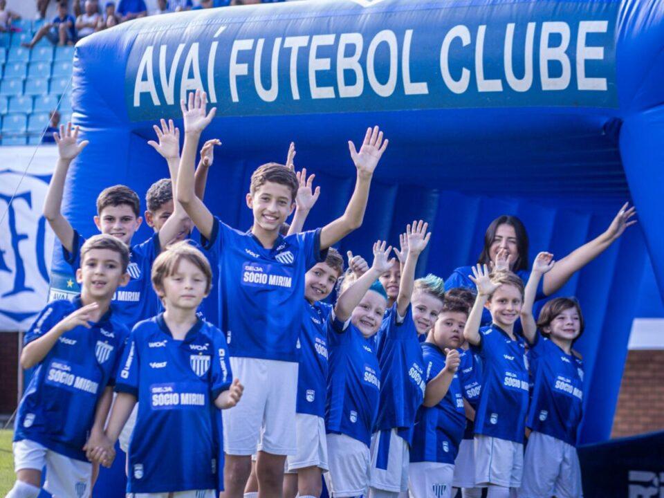 Mascote Mirim no estádio de futebol