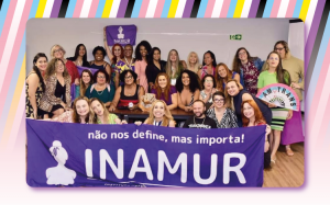 Mulher trans sorrindo