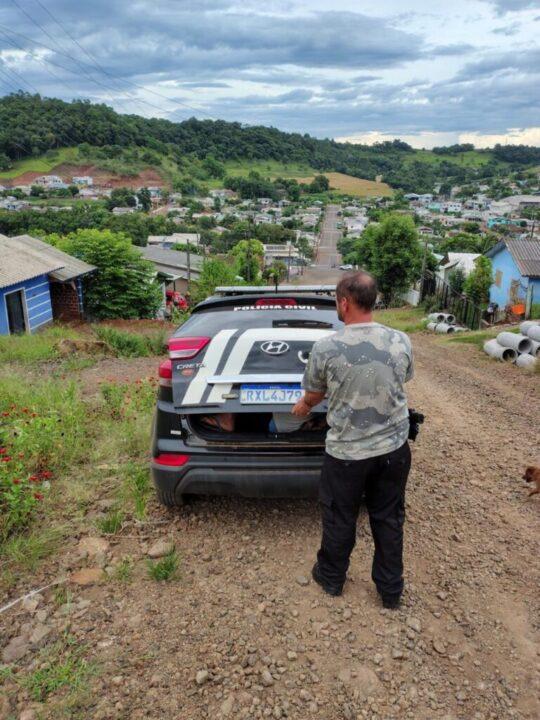 Homem sendo preso por policiais