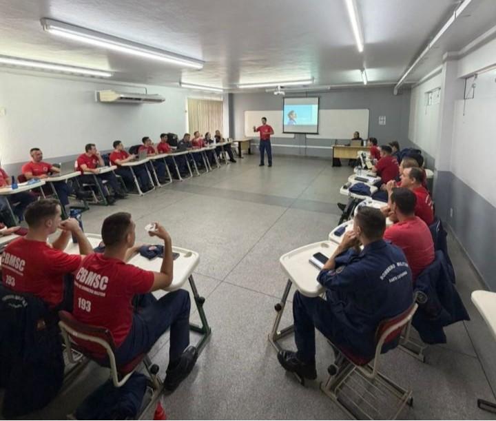 Bombeiros em treinamento para abordagem humanizada