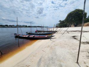 Ilustração representando a distribuição de medicamentos em regiões remotas da Amazônia