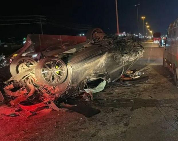 Equipe de bombeiros realizando operação de desencarceramento