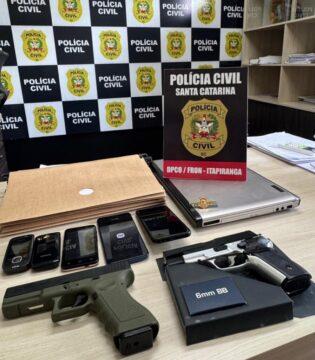 Mulher sendo presa em operação da Polícia Civil