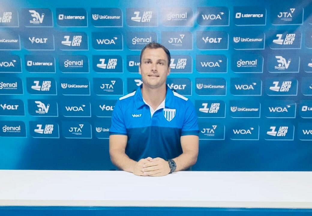 Foto de Felipe Bilhalva atuando como auxiliar técnico do Sub-20 do Avaí Futebol Clube