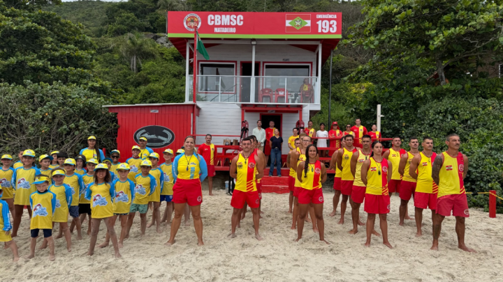 Crianças participando do Programa Golfinho na Praia do Matadeiro