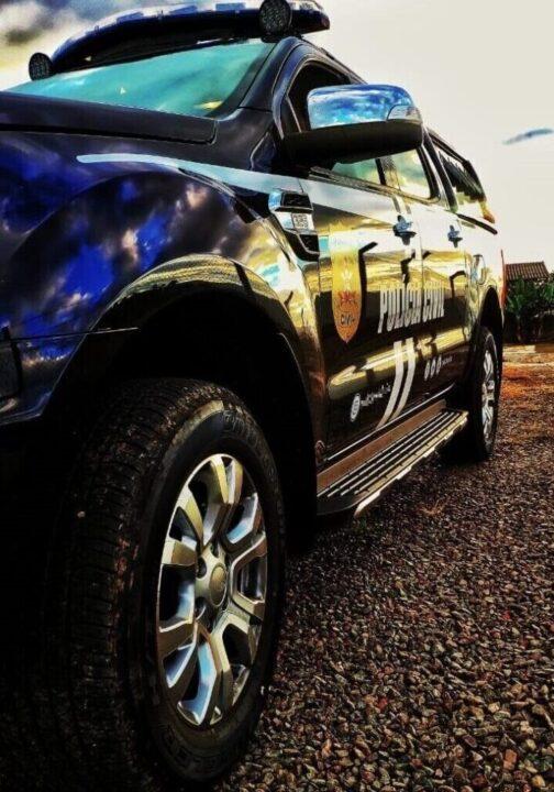 Homem sendo preso pela polícia