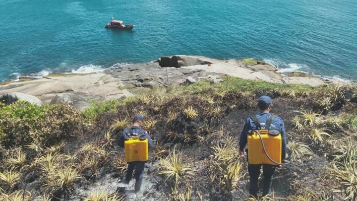 Bombeiros Militares atuando no combate a incêndio florestal